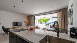 Μια τηλεόραση ή/και κέντρο ψυχαγωγίας στο Indigo Suite Curaçao - A Brand New Modern Apartment on a secure resort close to the Beach