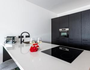 Η κουζίνα ή μικρή κουζίνα στο Indigo Suite Curaçao - A Brand New Modern Apartment on a secure resort close to the Beach