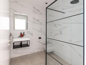 Ένα μπάνιο στο Indigo Suite Curaçao - A Brand New Modern Apartment on a secure resort close to the Beach