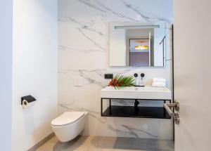 Ένα μπάνιο στο Indigo Suite Curaçao - A Brand New Modern Apartment on a secure resort close to the Beach