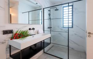 Ένα μπάνιο στο Indigo Suite Curaçao - A Brand New Modern Apartment on a secure resort close to the Beach