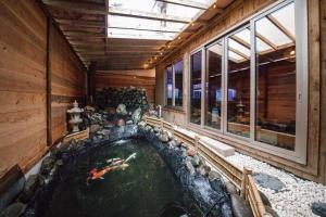 una habitación con un estanque con cometas. en Capricious INN kita27jyou en Sapporo