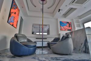 a living room with two chairs and a table at Guest Friendly Cartagena 2BR Jacuzzi stripper pole in Cartagena de Indias