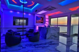 a purple room with chairs and a table and windows at Guest Friendly Cartagena 2BR Jacuzzi stripper pole in Cartagena de Indias