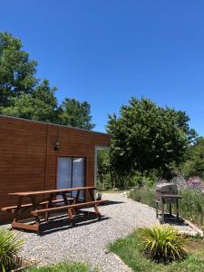ein Picknicktisch und ein Grill vor einem Gebäude in der Unterkunft Cabaña estilo mediterránea in Pucón