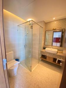 een badkamer met een douche, een toilet en een wastafel bij Luxury APEC MANDALA MŨI NÉ SG HAPPY HOUSE in Ấp Thiẹn Ái