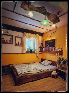 ein Schlafzimmer mit einem großen Bett und einem Fenster in der Unterkunft Rancho Relaxo Czartoria in Miączyn