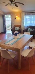 Casa en Niebla Valdivia في نيبلا: غرفة معيشة مع طاولة وكراسي خشبية
