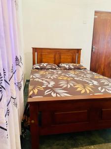 - une chambre avec un lit doté d'un cadre de lit en bois dans l'établissement The Eco-Lodge 더 에코-롲지, à Maho