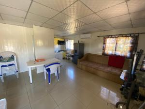 ein Wohnzimmer mit einem Sofa und einem Tisch in der Unterkunft Golden Horizon in Lopes