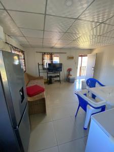 ein Wohnzimmer mit einem Sofa, einem Tisch und einem Waschbecken in der Unterkunft Golden Horizon in Lopes