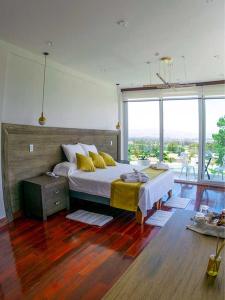 CASONA LA MARQUEZA - Hotel Boutique في Tinquipaya: غرفة نوم بسرير كبير ونافذة كبيرة