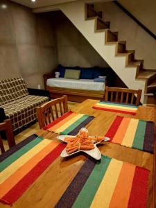 Habitación con cama y alfombra colorida. en Na praia da vila histórica, en Angra dos Reis