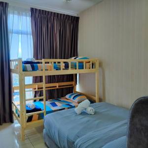 Двухъярусная кровать или двухъярусные кровати в номере Senai Garden Apartment near Senai Airport&JPO