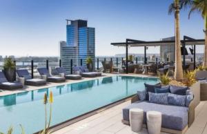 una piscina con tumbonas y un edificio en Massive Penthouse Overlooking All of San Diego, en San Diego