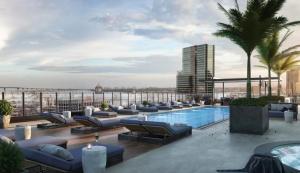 un hotel en la azotea con piscina y palmeras en Massive Penthouse Overlooking All of San Diego en San Diego