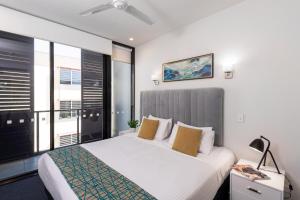 Ένα ή περισσότερα κρεβάτια σε δωμάτιο στο Arena Apartments by CLLIX +78 φωτογραφίες