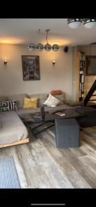 un soggiorno con divano e tavolo di Lepadaloft a Villeneuve-Saint-Georges