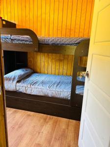 Двухъярусная кровать или двухъярусные кровати в номере Cabaña Puerto Octay