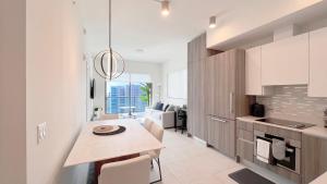 uma cozinha com uma mesa e uma sala de jantar em New 1/1 Apartment in Smart Brickell with Parking em Miami