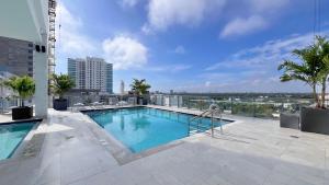 uma piscina no telhado de um edifício em New 1/1 Apartment in Smart Brickell with Parking em Miami