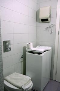 Eleni Boutique Apartment في ليندوس: حمام أبيض مع مرحاض ومغسلة