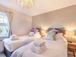 um quarto com 2 camas e toalhas em 2 Bed in Holbrook 90496 em Belper