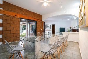 a dining room with a table and chairs at Cozy family house I Pool & Bar l Cuernavaca in Cuernavaca