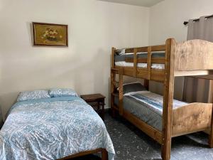 - une chambre avec deux lits superposés et un lit dans l'établissement My Family In Monterrey - Hostel, à Monterrey