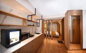 TV a/nebo společenská místnost v ubytování Daali Hotel & Apartment
