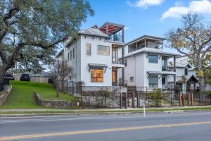 een groot wit huis aan de kant van een straat bij 4 Bedroom-Downtown-Rooftop W Views & Walkable in Austin