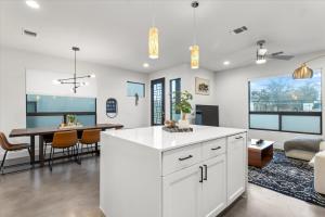 een keuken en een woonkamer met een tafel en een bank bij 4 Bedroom-Downtown-Rooftop W Views & Walkable in Austin