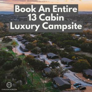 un libro un campamento de lujo en una cabaña en un suburbio en Starlight Horizon All 13 Cabins en Canyon Lake