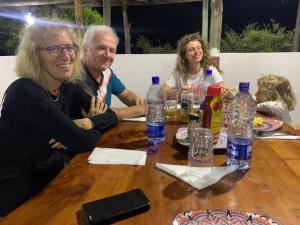 un gruppo di persone seduti a un tavolo con bottiglie d'acqua di Eco mara forest camp a Ololaimutiek