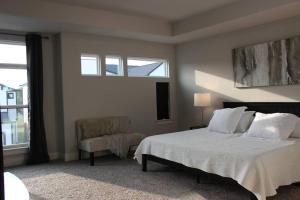 Una cama o camas en una habitación de Home away from home in Prime Location, SATX