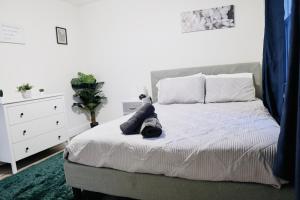 Een bed of bedden in een kamer bij Jay's Cozy Escape