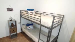 metalowe łóżko piętrowe w pokoju w obiekcie Apartamento Puerta Grana Priego. w mieście Priego de Córdoba