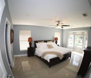 a bedroom with a bed and a ceiling fan at Holiday Home in Naples. Long term welcome in Naples