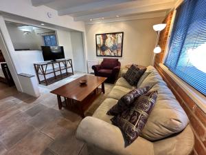 ein Wohnzimmer mit einem Sofa und einem Tisch in der Unterkunft One Bedroom Apartment at Rancho Rillito in Tucson