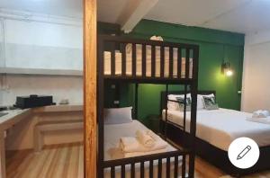 een slaapkamer met 2 stapelbedden en een badkamer bij AVA Boutique Guesthouse in Ko Tao