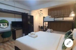 AVA Boutique Guesthouse في كو تاو: غرفة في الفندق مع سرير ومكتب وسرير بطابقين