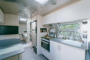 A kitchen or kitchenette at Le Alley Autocamp