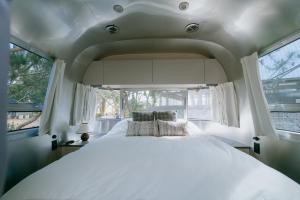 A bed or beds in a room at Le Alley Autocamp