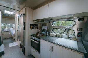 A kitchen or kitchenette at Le Alley Autocamp