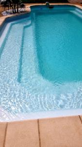 une grande piscine d'eau bleue dans l'établissement Villa Miami-4 chambres-Familiale-Calme-Soleil-Paisible, à Gignac-la-Nerthe