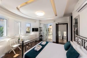 um quarto com uma cama grande, uma mesa e cadeiras em Accomoteleia Crystal Lagoon Villa em Protaras
