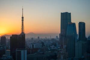 - une vue sur les toits de la ville au coucher du soleil dans l'établissement Park Hotel Tokyo, à Tokyo