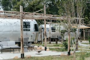 A garden outside Le Alley Autocamp