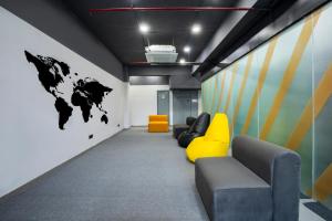 Posezení v ubytování NapTapGo - Japanese Premium POD Hotel - Walk to Noida Electronic City Metro! Wifi, Lounge