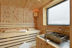 Koupelna v ubytování Hotel Waldfriede - Der Logenplatz im Zillertal + 37 fotografií